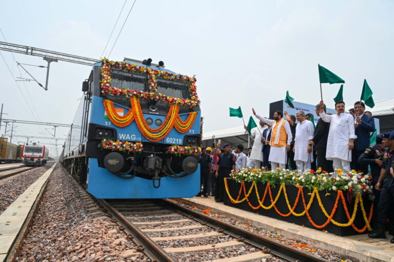 Politiker weihen die nächste Eisenbahnstrecke ein: Indien baut seine Infrastruktur massiv aus, zum Wohle der Wirtschaft.
