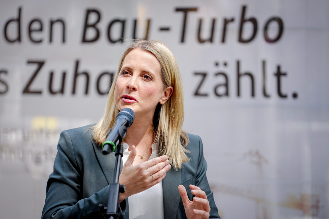 Krise im Wohnungsbau: Bundesbauministerin Verena Hubertz (SPD) bekommt für ihre Ideen zur Mietpreisbremse Gegenwind.