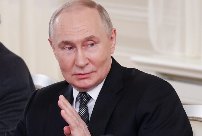 Rußlands Präsident Wladimir Putin am Mittwochabend im Gespräch mit Journalisten internationaler Nachrichtenagenturen