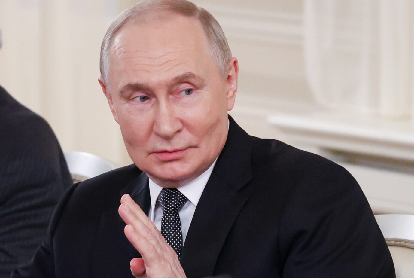 Rußlands Präsident Wladimir Putin am Mittwochabend im Gespräch mit Journalisten internationaler Nachrichtenagenturen