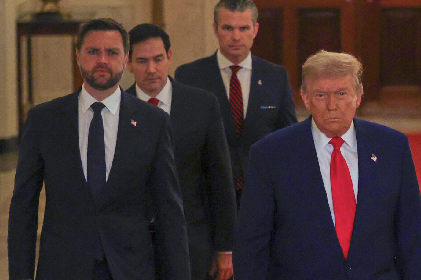 JD Vance, Marco Rubio, Pete Hegseth und Donald Trump: Krieg bleibt eine geopolitische Realität. Foto: picture alliance / ASSOCIATED PRESS | Carlos Barria