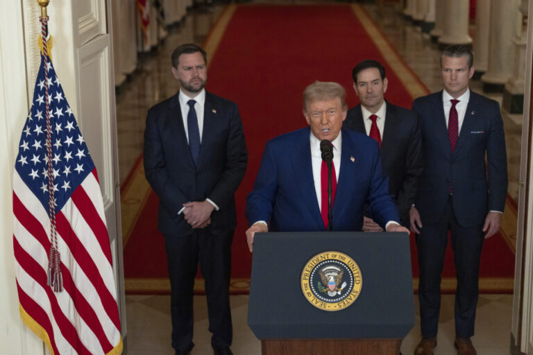 Donald Trump und Vizepräsident JD Vance, Außenminister Marco Rubio Verteidigungsminister Pete Hegseth: USA zerstören Atomanalagen im Iran. Foto: picture alliance / ASSOCIATED PRESS | Carlos Barria