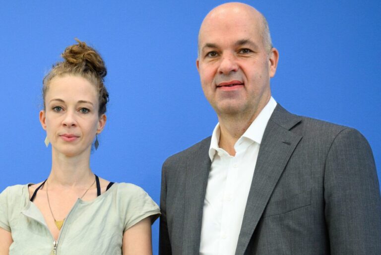 DIW-Chef Marcel Fratzscher stellt mit Helena Steinhaus von „Sanktionsfrei“ die Studie über Bürgergeldempfänger vor.