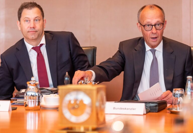 Finanzminister Lars Klingbeil (links) und Bundeskanzler Friedrich Merz wollen für Bürgergeldempfänger noch mehr ausgeben.