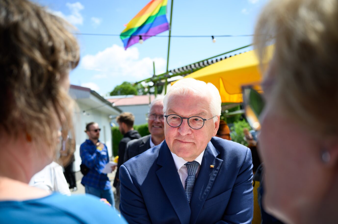 Bundespräsident Steinmeier kritisiert unter der Regenbogenfahne in Rehfelde das Compact-Magazin.