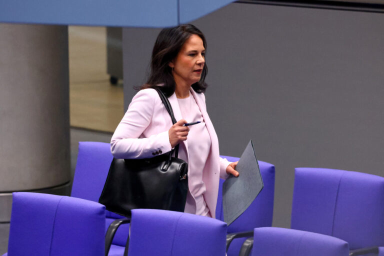 Schlußpfiff in Berlin. Nach zwölf Jahren im Bundestag geht Annalena vom Platz. Vor ihrem Transfer nach New York, warnt sie ein letztes Mal vor der AfD. Das letzte Wort ist gesprochen: Annalena Baerbock hielt ihre Schlußrede im Bundestag. Foto: picture alliance / REUTERS | Nadja Wohlleben