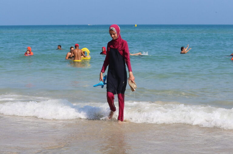 In Syrien sollen Frauen am Strand nun Burkini oder ähnliches tragen (Symbolbild).