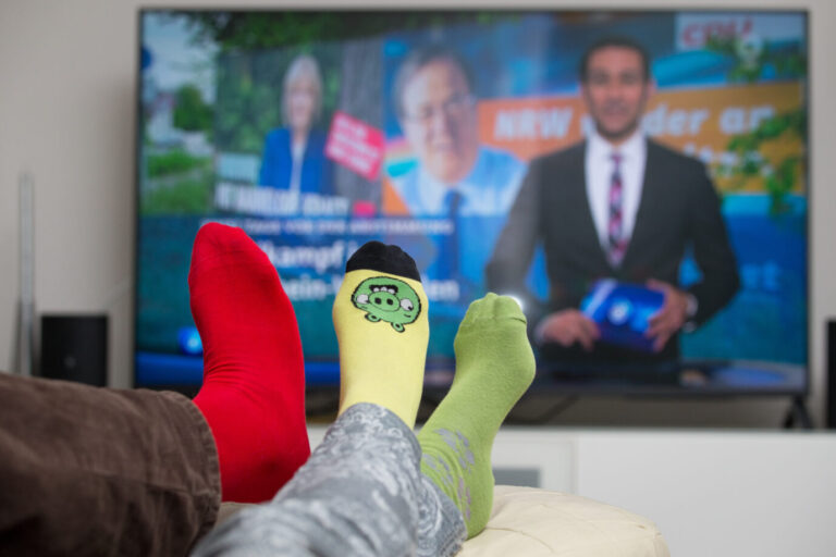 Füße hochlegen und Fernsehen gucken, Kampf gegen rechts kann so leicht sein.