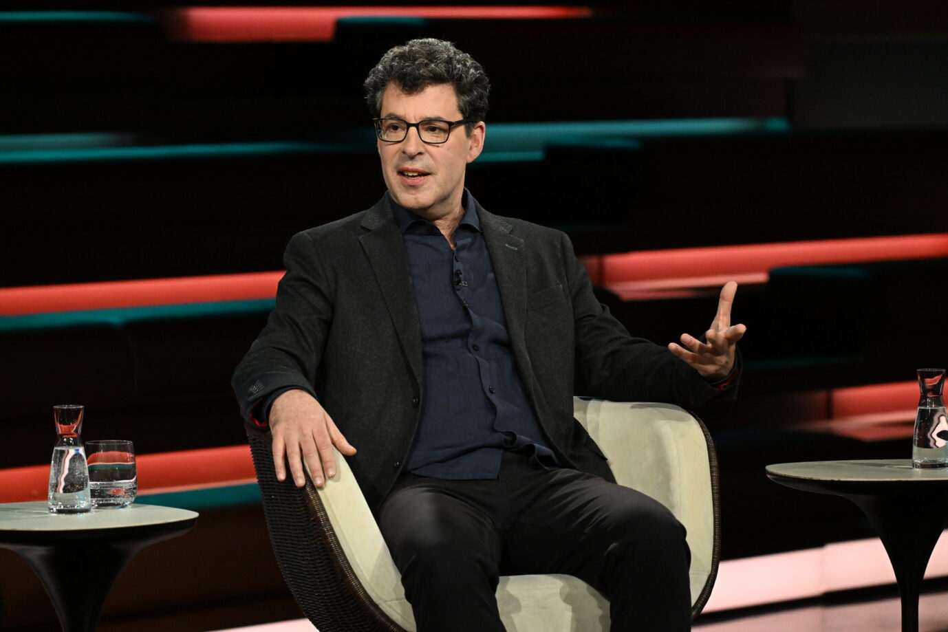 Yale-Professor Jason Stanley (bei „Markus Lanz“ am 8. Mai 2025). Autor des Bestsellers „Wie Faschismus funktioniert“ und „Einer der wichtigsten Faschismus-Forscher der USA“, so der „Spiegel“, wettert gegen Trump und die AfD. Foto: ZDF/Cornelia Lehmann
