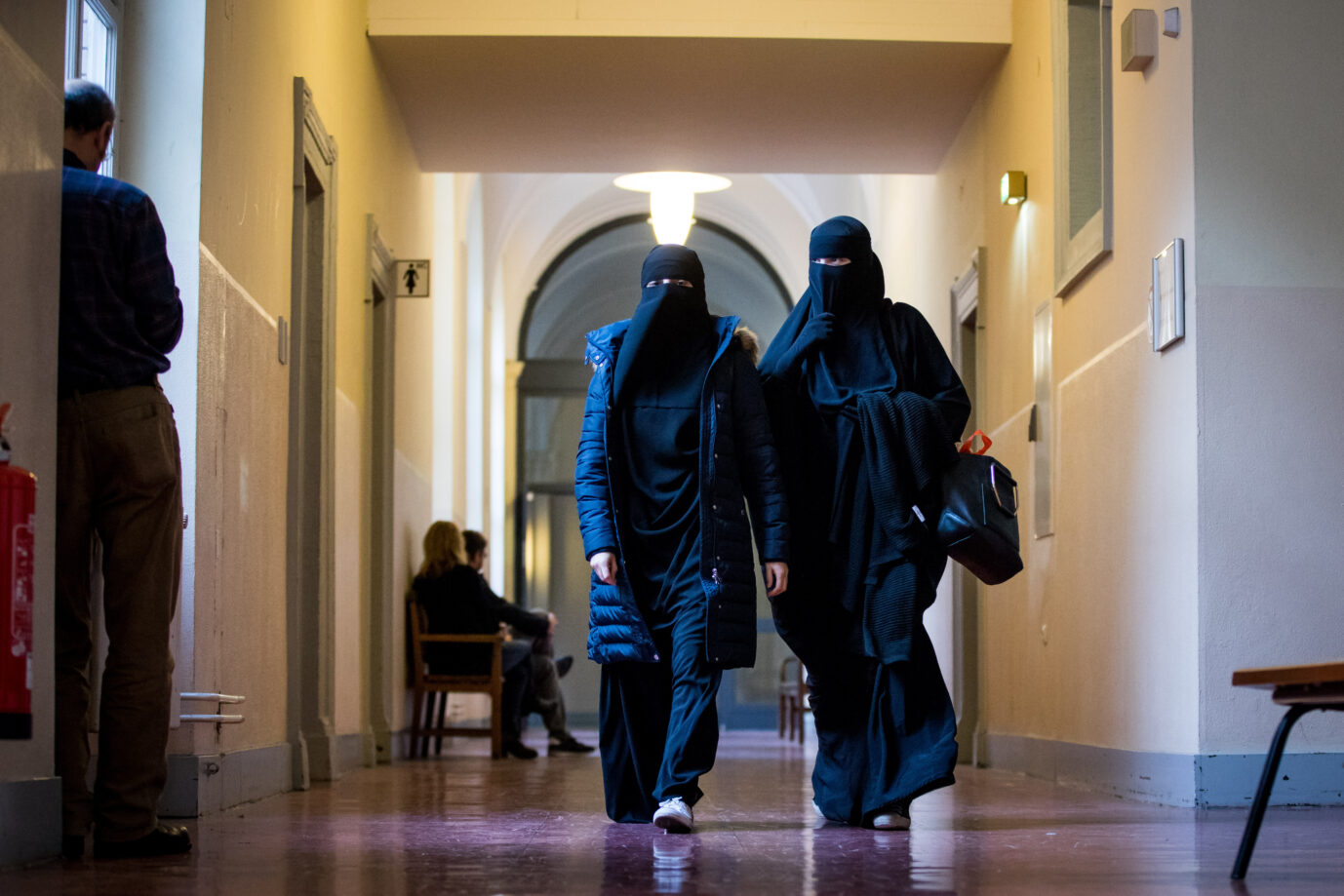 Vollverschleierte Frauen in einem Gericht. Der Ausländeranteil in Deutschland wächst.
