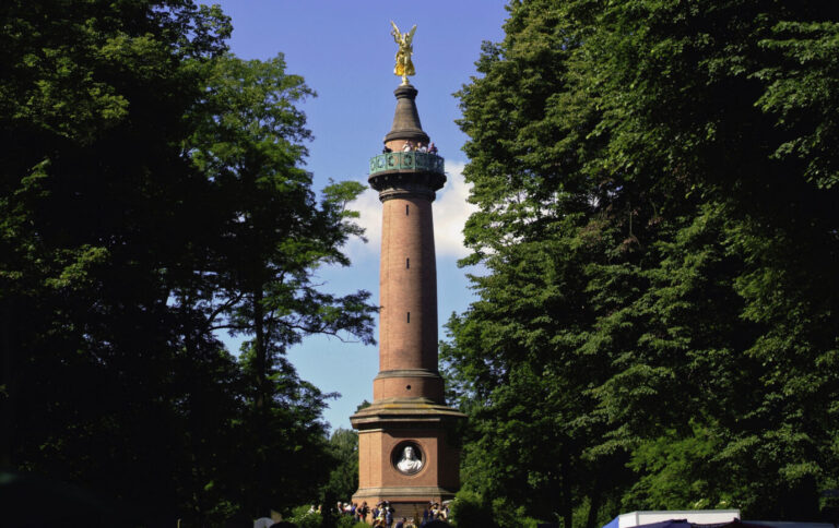 Imposant erhebt sich die Siegessäule von Hakenberg zu Ehren des Sieges von Fehrbellin.