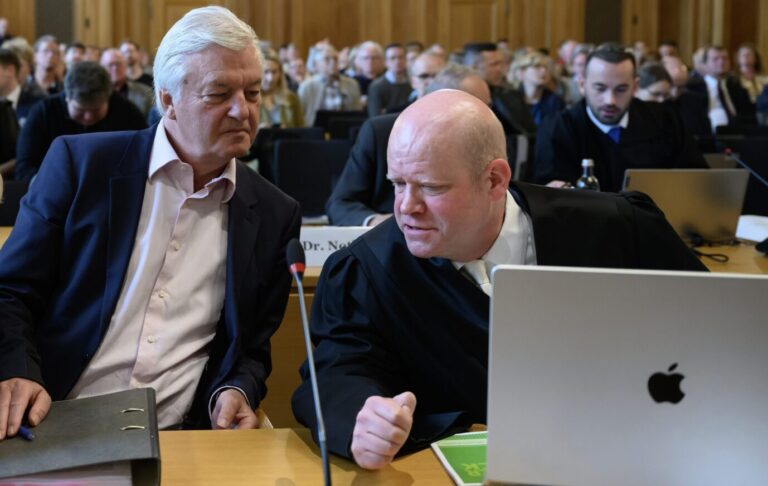 Jürgen Elsässer (M), Compact-Chefredakteur, und seine Ehefrau, Stephanie Elsässer, unterhalten sich mit ihrem Anwalt Ulrich Vosgerau im Bundesverwaltungsgericht in Leipzig. Das Gericht prüft, ob das Verbot des rechtsextremen Magazins «Compact» gerechtfertigt ist. Im Eilverfahren hatten die Richter das Verbot vorläufig ausgesetzt. Die damalige Bundesinnenministerin hatte das Magazin 2024 verboten und es als «zentrales Sprachrohr der rechtsextremistischen Szene» bezeichnet. Nun steht die endgültige Entscheidung im Hauptsacheverfahren an.