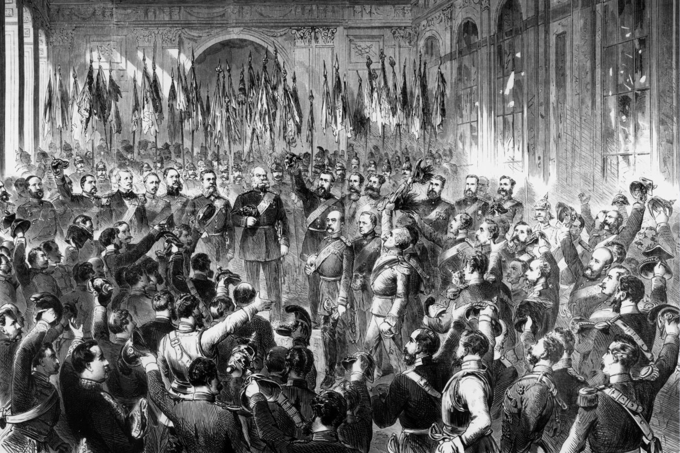 Auf einer alten schwarz-weiß-Zeichnung sieht man, wie Wilhelm I. von Preussen im Spiegelsaal des Schlosses von Versailles zum Deutschen Kaiser ausgerufen wird – Reichsgründung 1871