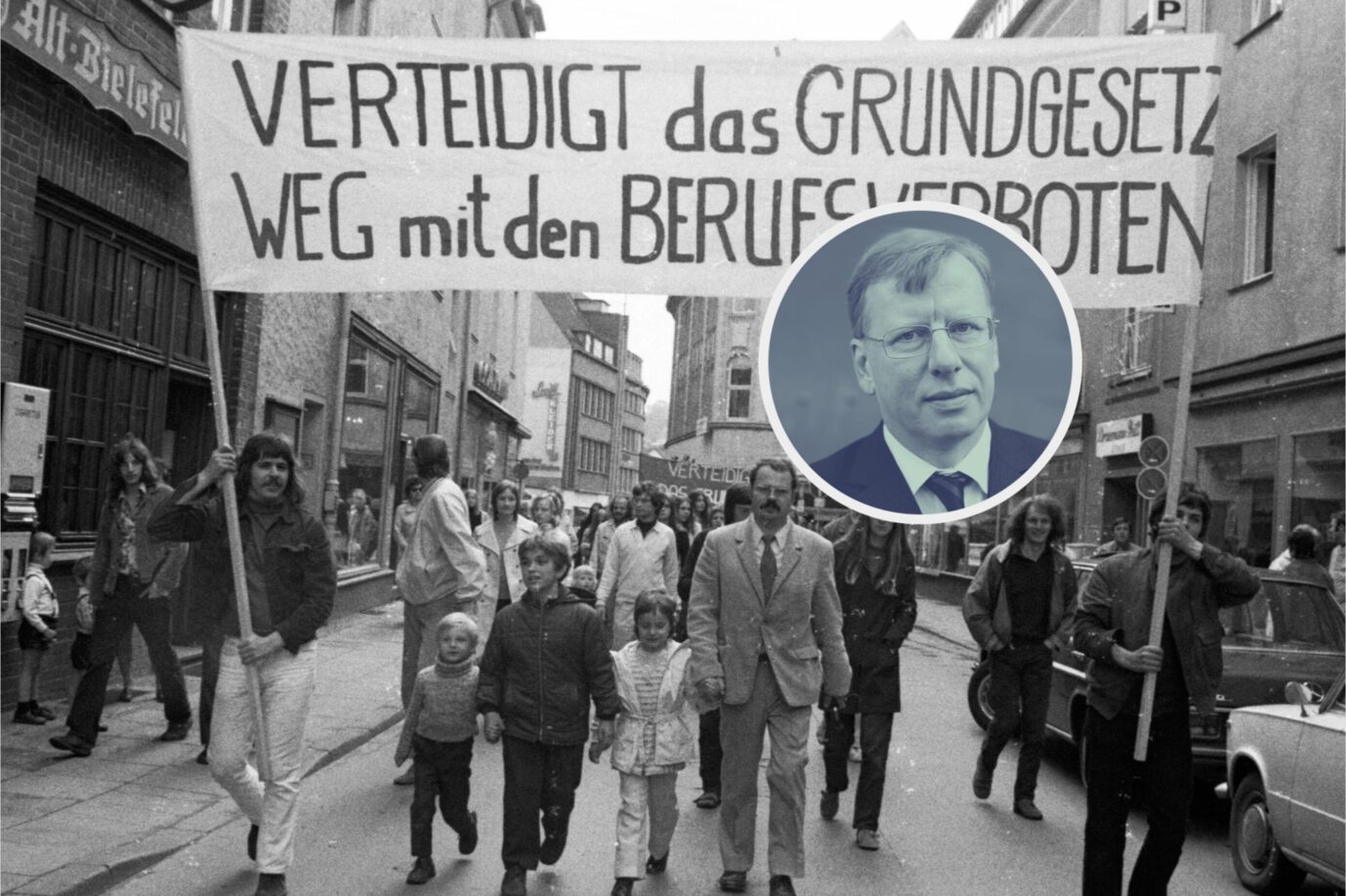 Auf einem alten schwarz-weiß Foto demonstrieren Menschen gegen den Radikalenerlaß – und somit gegen die Gesinnungsschnüffelei, die Alfred Andersch auch beklagte – darüber schwebt ein Porträt des JF-Autors Thorsten Hinz