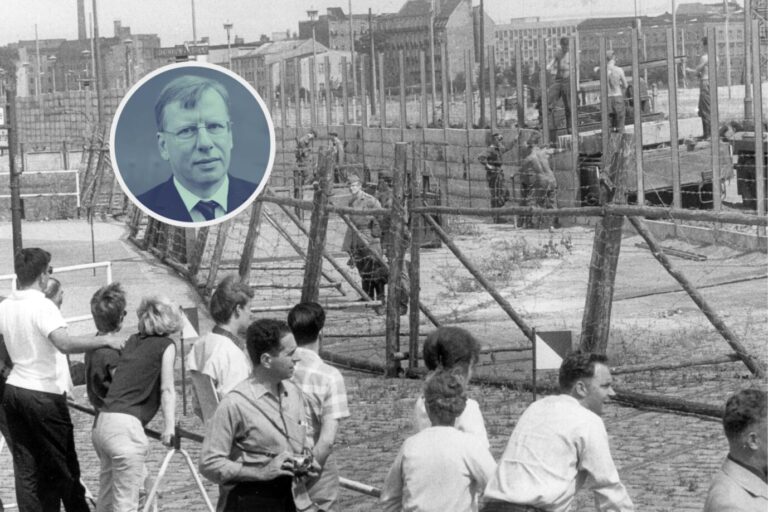 Auf einem alten schwarz-weiß Foto sieht man Westberliner Bürger dem Mauerbau 1961 zu – Sinnbild für das Narrenschiff DDR, das Christoph Hein in seinem neuen Roman beschreibt