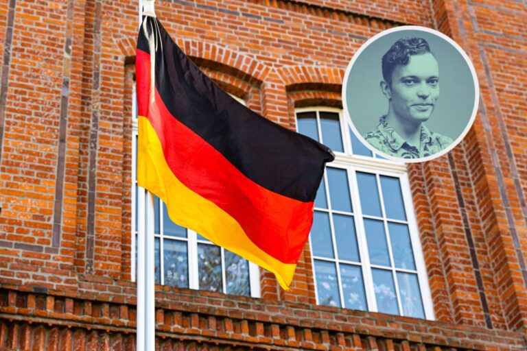 Das Bild zeigt eine Deutschlandfahne vor einem öffentlichen Gebäude.