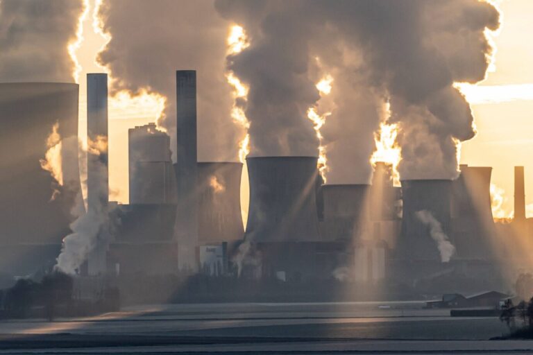 News Bilder des Tages 15.12.2022, Braunkohle-Kraftwerk Niederaußem in Bergheim, Nordrhein-Westfalen, Deutschland. Strom kommt aktuell häufig aus konventionellen Energiequellen.*** 15 12 2022, Niederaussem lignite-fired power plant in Bergheim, North Rhine-Westphalia, Germany 20221215_4794