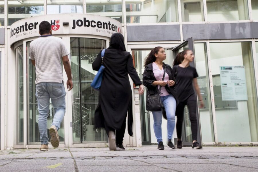 Das Bild zeigt ein Jobcenter in Neukölln. Die Arbeitslosigkeit steigt.