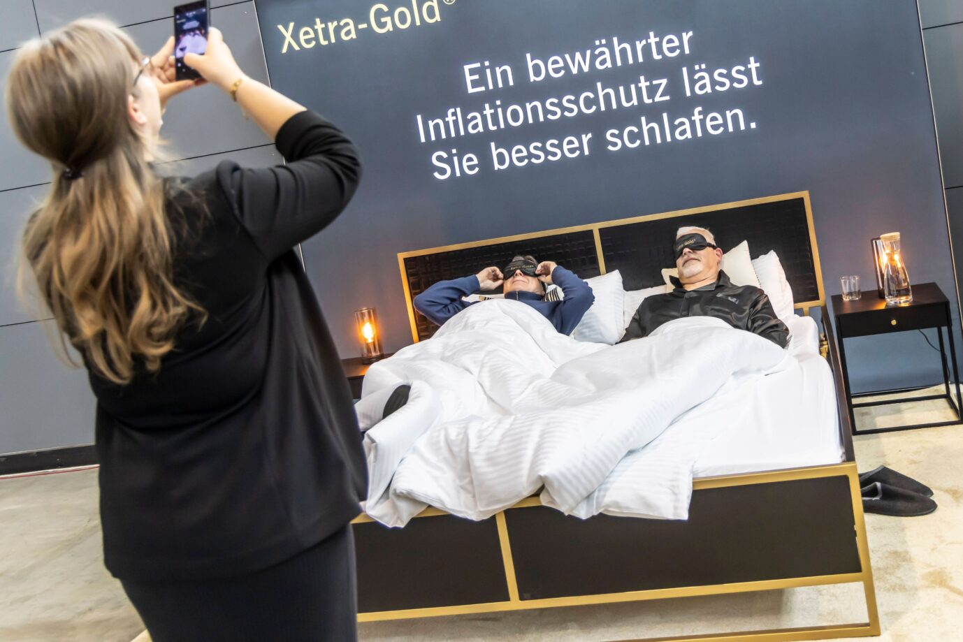 Aussteller bei einer Finanzmesse beweben Gold-ETFs: Die EZB warnt vor Instabilitäten im Geldsystem.