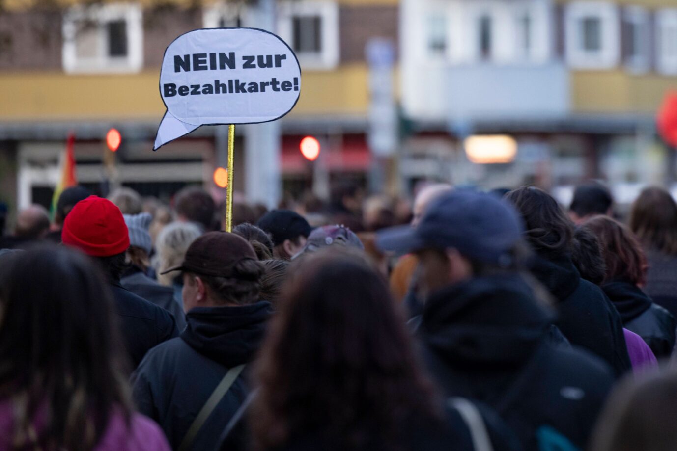 Das Bild zeigt ein Schild mit der Aufschrift „Nein zur Bezahlkarte“ bei einer linken Demonstration in Erfurt.
