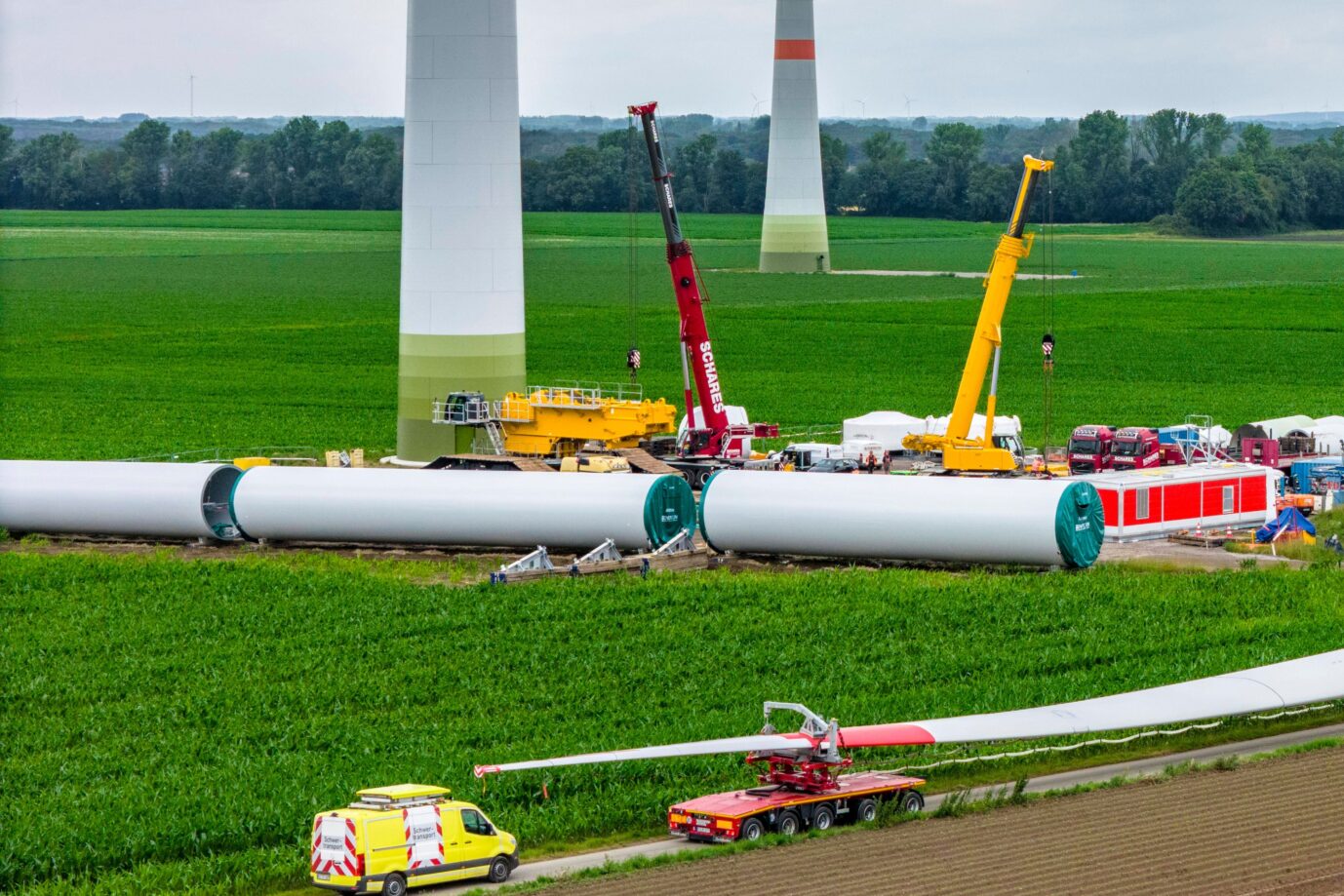 Das Bild zeigt den Aufbau eines Windrads bei Issum, Nordrhein-Westfalen. Deutschlands Klimapolitik gilt als teuer und ineffektiv.