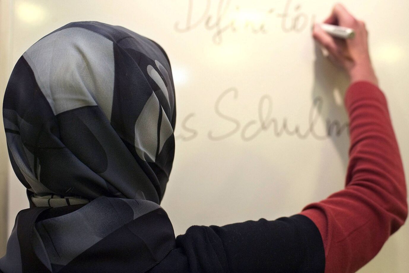 Lehrerin mit Kopftuch in einer deutschen Schule (gestelltes Foto). Im sogenannten Kopftuchurteil des Bundesverfassungsgerichtes vom 24. September 2003 gaben die obersten Richter vor zehn Jahren der muslimische Lehrerin Fereshta Ludin Recht, dass das Tragen eines Kopftuchs an einer öffentlichen Schule nicht untersagt werden kann, solange es kein entsprechendes Gesetz auf Landesebene gibt. Angesichts der zunehmenden religiösen Vielfalt in Deutschland seien stärkere religiöse Bezüge auch im Schuldienst zulässig, urteilten damals die Richter. CDU und SPD wollen die Regelung ändern.(Siehe epd-Bericht vom 20.09.2013) Kopftuchurteil vor zehn Jahren 88535 EDITORIAL USE ONLY