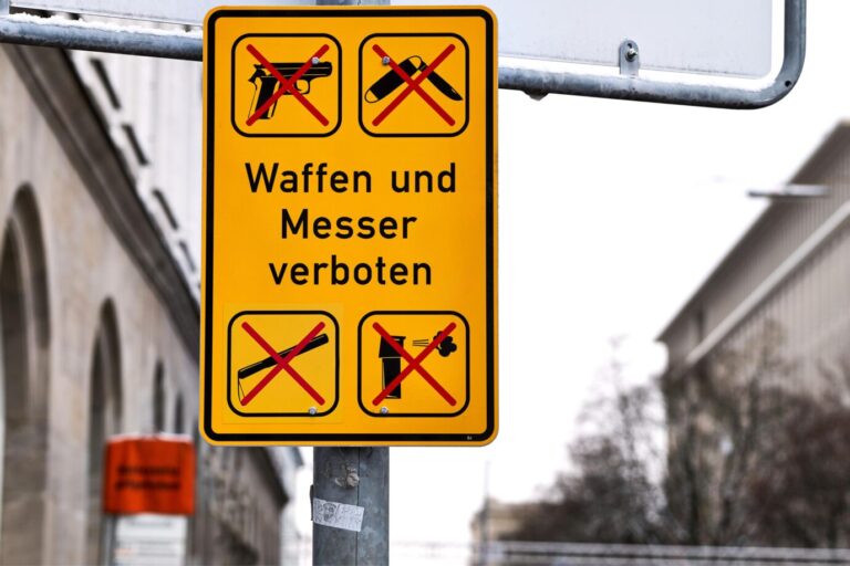 Das Bild zeigt ein Schild, das auf eine Messer- und Waffenverbotszone hinweist. Berlin will das im gesamten öffentlichen Nahverkehr einführen.