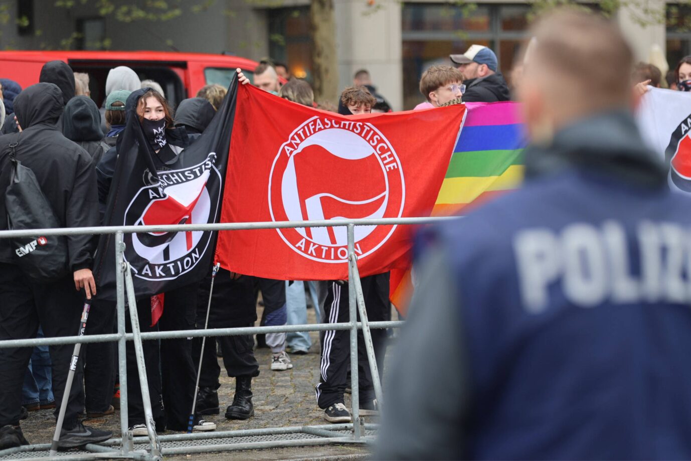 Das Bild zeigt eine Demonstration der Antifa in Dresden.