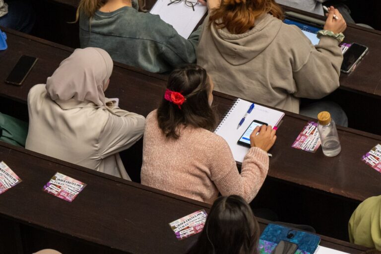 Das Bild zeigt Studentinnen in einem Hörsaal. In der Charité gab es einen Islamismus-Skandal.