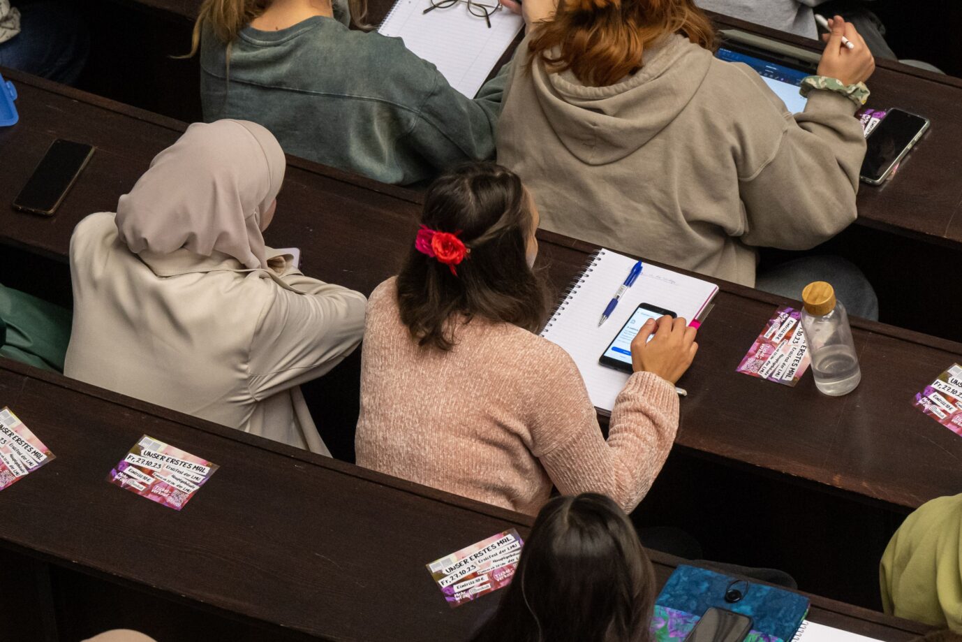 Das Bild zeigt Studentinnen in einem Hörsaal. In der Charité gab es einen Islamismus-Skandal.