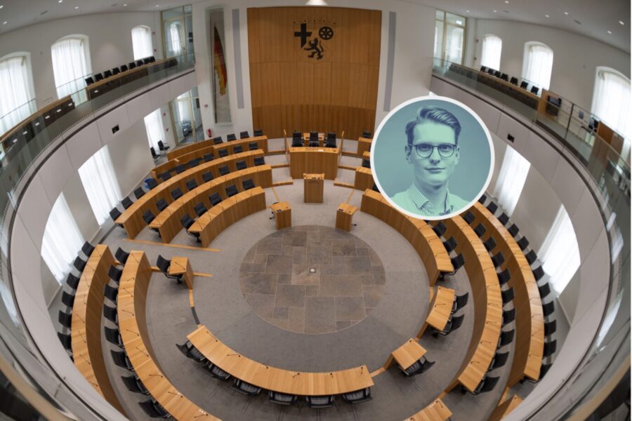 Die Ampelparteien in Mainz finden kein Rezept gegen die AfD – also setzen sie die Mitarbeiter vor die Tür. Was wie Verwaltung klingt, ist in Wahrheit politische Abriegelung mit Amtssiegel. Ein Kommentar von Sven Versteegen. Der leere Plenarsaal im Landtag von Rheinland-Pfalz. Hier wird Demokratie gemacht. Foto: picture alliance/dpa | Boris Roessler