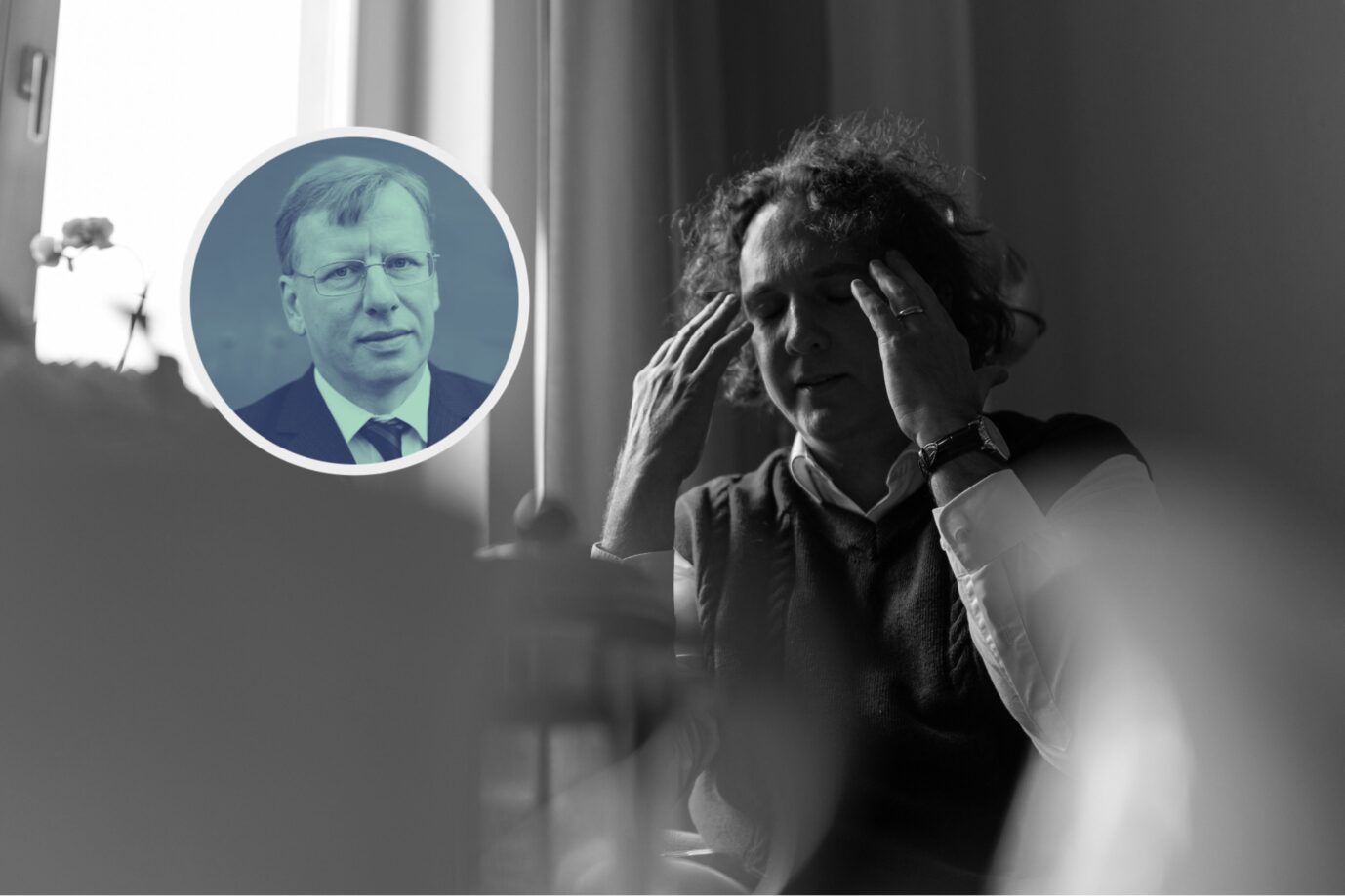 Schwarz-weiß-Fotografie des Lehrers Oziel Inácio-Stech, wie er mit geschlossenen Augen und an die Schläfen gefaßten Händen erschöpft in einem Zimmer sitzt. Links oben im Bild ist als eingefügter Kreis ein farblich abgesetzter Autorenkopf von Thorsten Hinz zu sehen. Die Szene wirkt bedrückend und spiegelt das Thema Bedrohung und Ohnmacht wider.