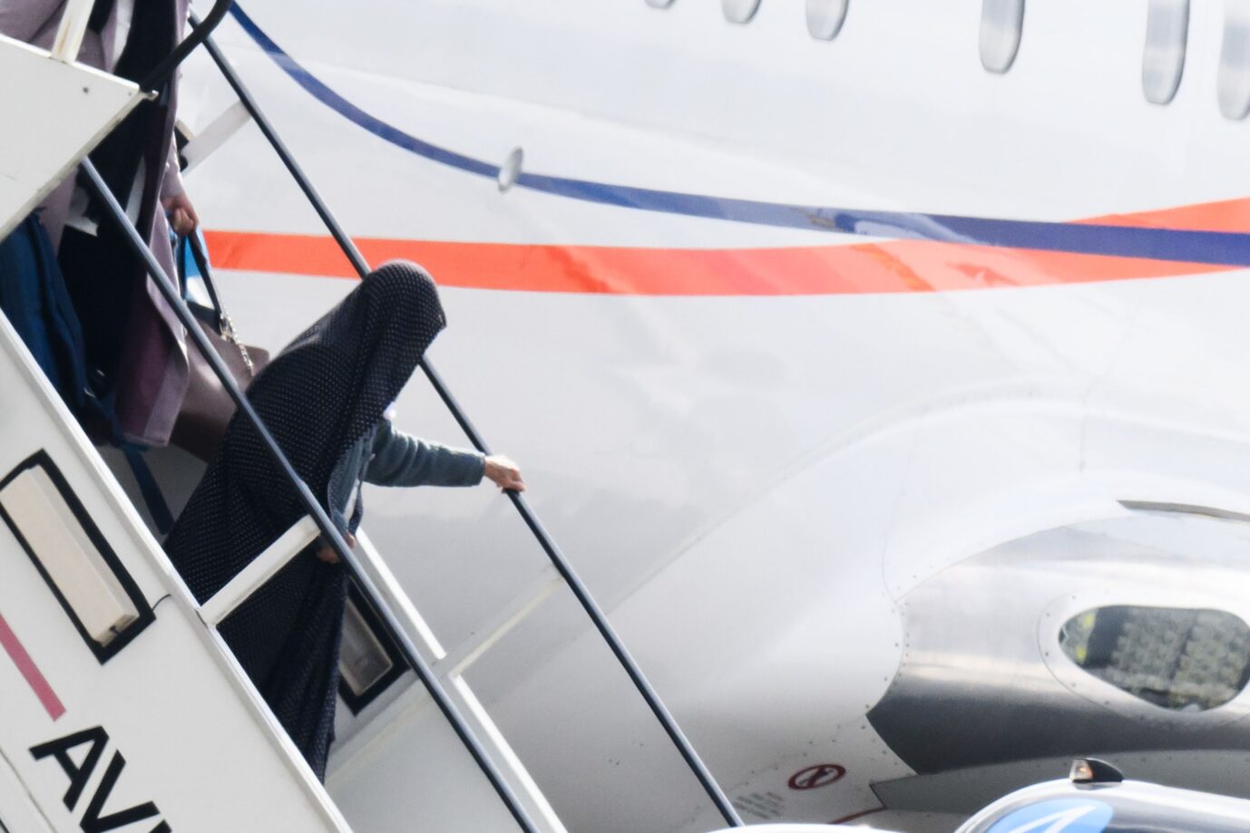 Wie Asylbewerber nach Deutschland einfliegen, will der AfD-Abgeordnete Münzenmaier wissen. Doch das Bundesinnenministerium mauert – die JF hakt nach. Mit Kopftuch verhüllte Frau steigt aus Charterflugzeug am Flughafen Hannover. Sie gehört zu einer Gruppe von 174 besonders gefährdeten Personen aus Afghanistan, die mit einem Flug aus Islamabad nach Deutschland gebracht wurden. Ankunft in Hannover: Eine Frau aus Afghanistan verläßt einen Charterflug aus Islamabad. Foto: picture alliance/dpa | Julian Stratenschulte