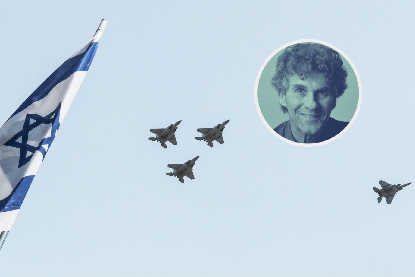Vier israelische Kampfflugzeuge vom Typ F-15 fliegen in Formation am Himmel, links im Bild weht eine israelische Flagge im Wind. In der rechten oberen Ecke ist ein Porträtfoto des Journalisten Ulrich Clauß in einem runden Rahmen eingeblendet.