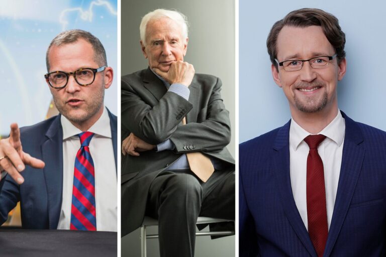Fotocollage mit drei Männern im Anzug, jeweils vor neutralem Hintergrund: Links Julian Reichelt mit Brille und energischer Gestik, trägt eine rot-blau gestreifte Krawatte und blickt konzentriert nach vorn; in der Mitte Klaus von Dohnanyi, älterer Herr mit weißem Haar, beigem Schlips und grauem Anzug, sitzt nachdenklich mit aufgestütztem Kinn; rechts Mathias Brodkorb, freundlich lächelnd mit Brille und roter Krawatte, wirkt ruhig und seriös. Alle drei blicken direkt in die Kamera. Julian Reichelt, Klaus von Dohnanyi und Mathias Brodkorb kommen in der neuen „Cato“ zu Wort. Foto: privat /// picture alliance / Sven Simon | Anke Waelischmiller/SVEN SIMON /// privat