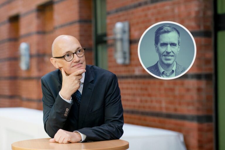 Der Meinungsforscher Hermann Binkert sitzt im Anzug und mit nachdenklichem Blick an einem runden Tisch vor einer Backsteinwand. Er stützt das Kinn auf die Hand. Rechts oben im Bild ist ein rundes Porträt des Publizisten Dieter Stein eingeblendet, das farblich abgesetzt und monochrom gestaltet ist. Das Bild symbolisiert ein Interview oder einen Kommentar zur Rolle von Demoskopie und politischer Führung in Deutschland. Meinungsforscher Hermann Binkert warnt vor Politik nach Umfrage: Gefragt sei Führung, nicht Gefälligkeit. Foto: privat
