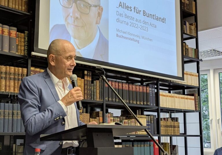 Michael Klonovsky liest aus seinem Buch "Alles für Buntland!" vor.