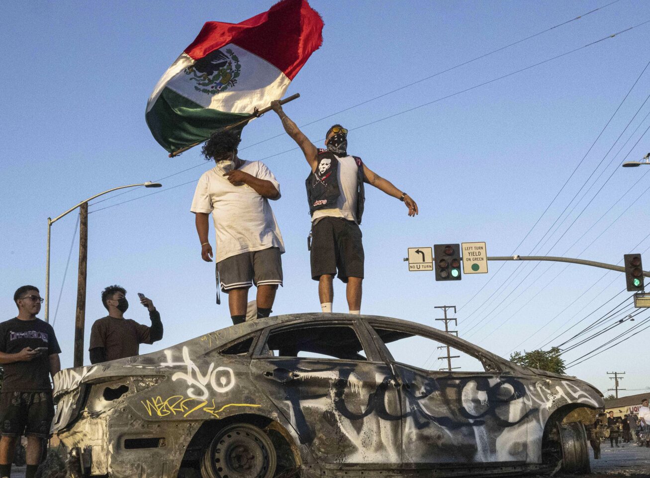 Los Angeles brennt: die Proteste gegen Abschiebungen eskalieren immer weiter - US-Präsident Trump schickt jetzt Marines nach Kalifornien. Foto: picture alliance / Anadolu | Jon Putman