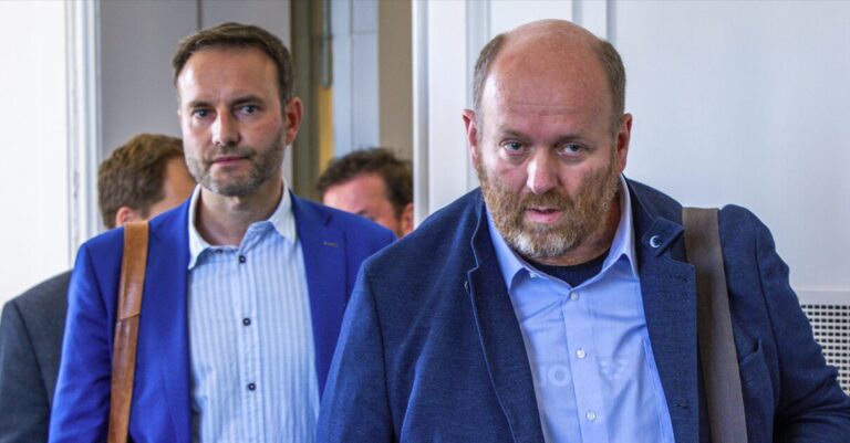 Treffen sich regelmäßig vor Gericht: Dirk Bruhn (r), Abgeordneter der Fraktion die Linke im Landtag von Mecklenburg-Vorpommern, und Enrico Schult (l), Abgeordneter der AfD-Fraktion. Foto: picture alliance/dpa | Jens Büttner