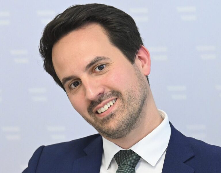 Er hat die Haare schön – auf Kosten der Österreicher: Bildungsminister Christoph Wiederkehr (Neos) läßt sich zudem sehr gerne beraten. Foto: picture alliance / HELMUT FOHRINGER / APA /