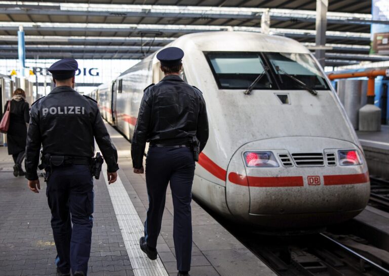 Araber. In einem ICE drehte der Asylbewerber frei. Nun mußte sich der Araber vor Gericht verantworten. Symbolbild: picture alliance / dpa | Matthias Balk