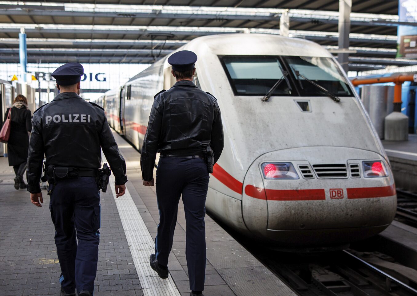 Araber. In einem ICE drehte der Asylbewerber frei. Nun mußte sich der Araber vor Gericht verantworten. Symbolbild: picture alliance / dpa | Matthias Balk