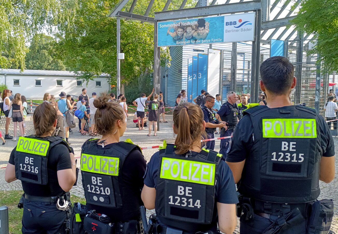 Im Freibad werden Kinder immer öfter zum Freiwild. Aber auch an anderen hauütsächlich von Jugendlichen genutzten Orten, kommt es zu Gewalt. Symbolbild: picture alliance / SULUPRESS.DE | Vladimir Menck/SULUPRESS.DE