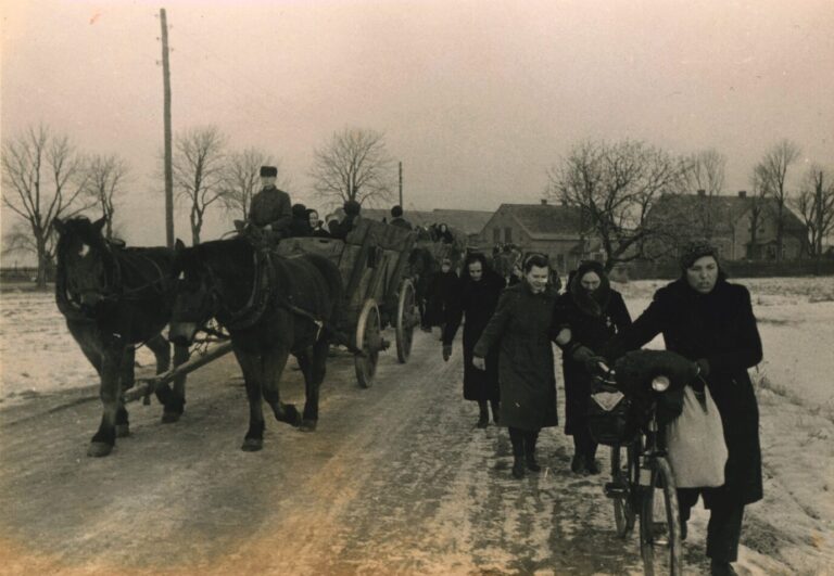 Abmarsch aus dem niederschlesischen Lübchen am 21. Januar 1945: Einzigartiger Fotobestand aus dem Archiv Hanns Tschiras. Bildnachweis: Dokumentationszentrum Flucht, Vertreibung, Versöhnung (Themenbild)