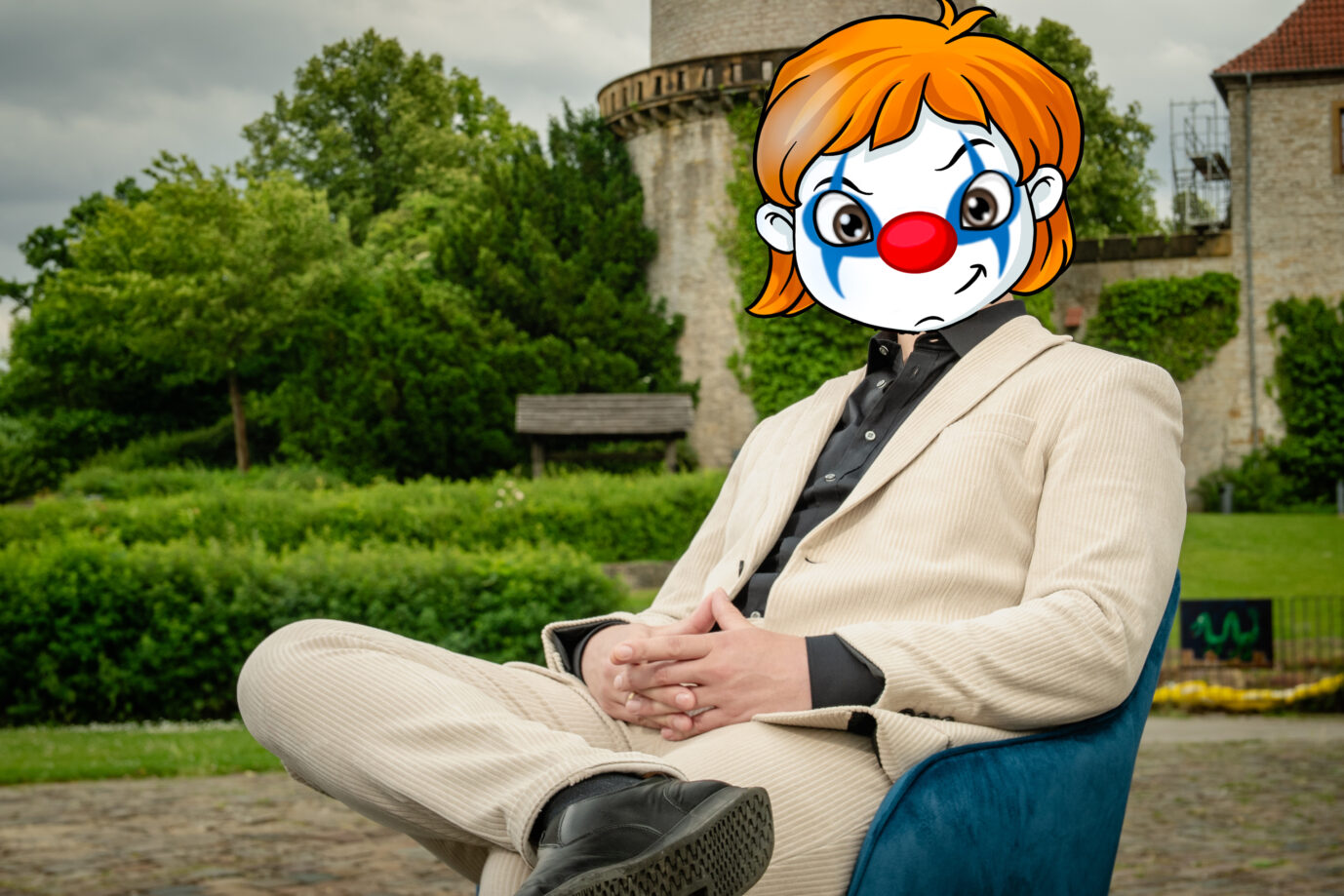 Das Bild zeigt den YouTuber „Clownswelt“ im Gespräch mit JF-TV.