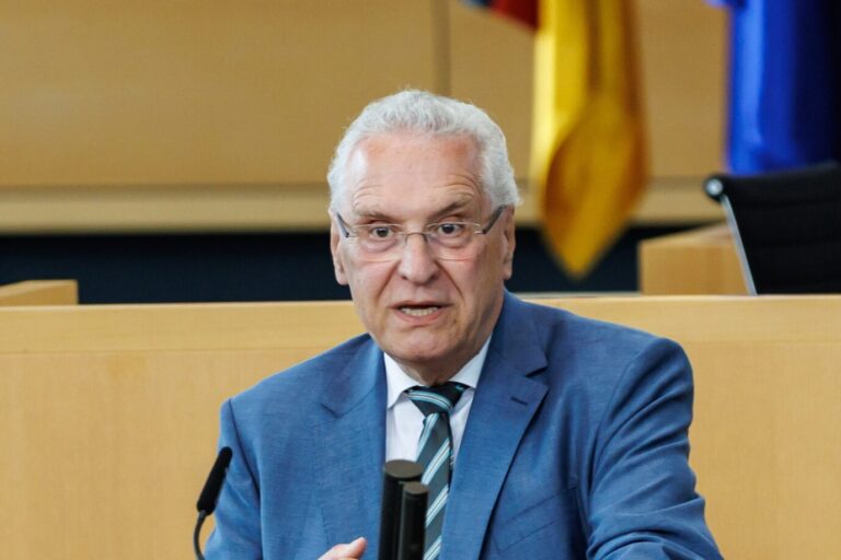 Bayerns Innenminister Joachim Herrmann (CSU): Die Aufnahme der AfD in die sogenannte Extremistenliste soll sich auf Erkenntnisse des Landesamtes für Verfassungsschutzes stützen. (Themenbild)
