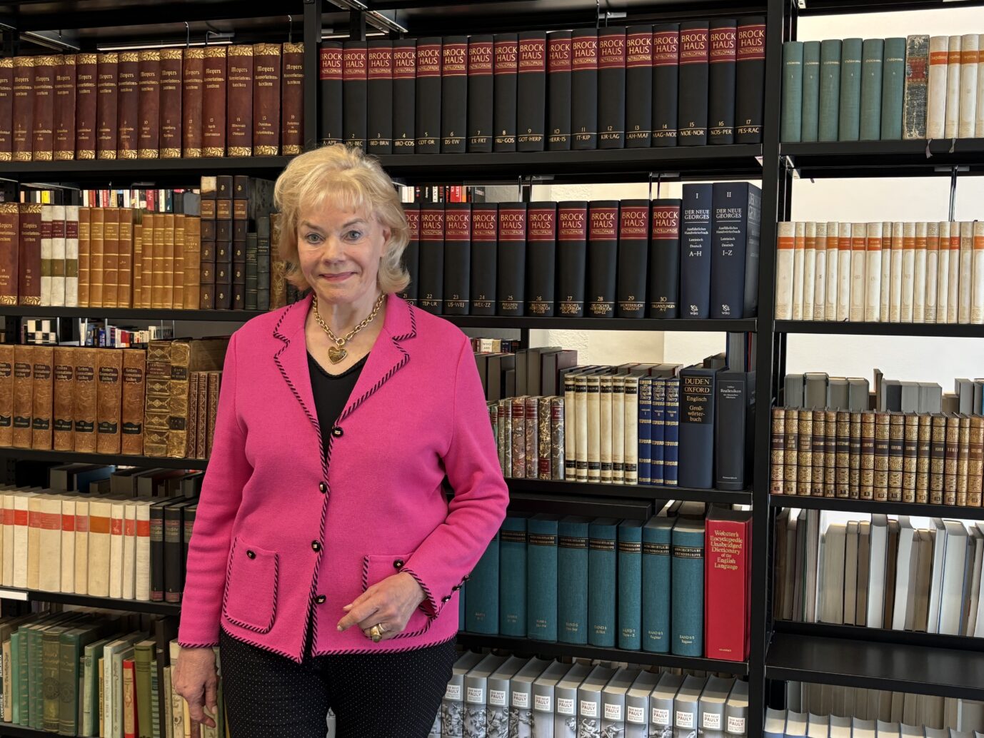 Erika Steinbach vor einer Bücherwand in der BdK. Die Desiderius-Erasmus-Stiftung bekommt nach wie vor keine Förderung durch den Bund.
