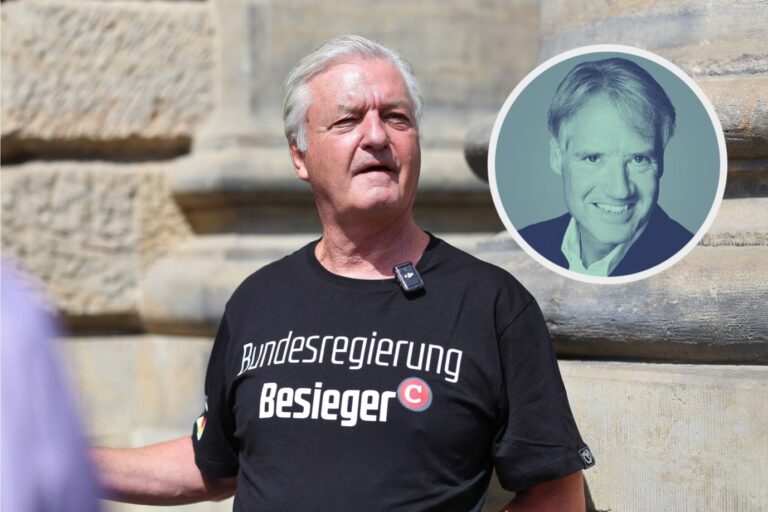 Compact-Herausgeber Jürgen Elsässer nach der Urteilsverkündung in Leipzig, während er das T-Shirt mit der Aufschrift „Bundesregierung-Besieger“ trägt: Auch verschwörungstheoretische Positionen im Blatt fallen laut Bundesverwaltungsgericht unter Meinungsfreiheit. (Themenbild/Collage)
