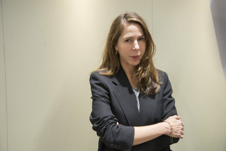 Die Schriftstellerin Rachel Kushner trägt einen grauen Blazer und schaut herausfordernd in die Kamera – in ihrem Roman "See der Schöpfung" schreibt sie über Umweltaktivisten