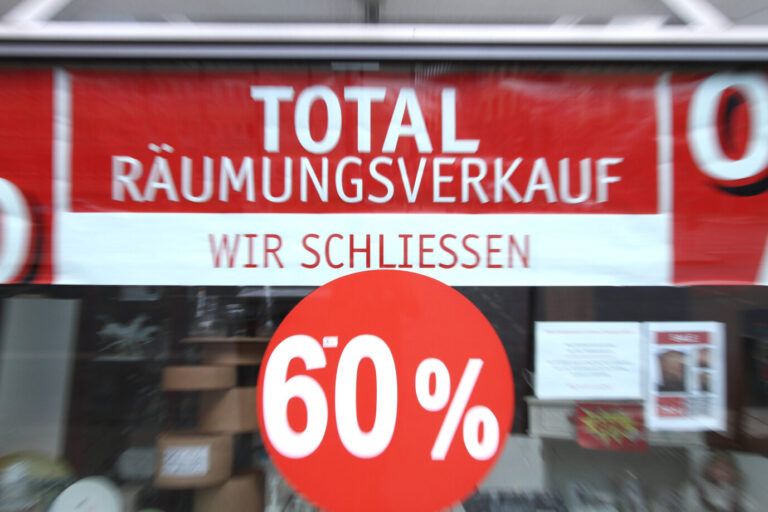 Überklebtes Schaufenster eines Geschäfts mit Aufschrift Total Räumungsverkauf wegen Geschäftsaufgabe. Die Zahl Großinsolvenzen bleibt hoch.